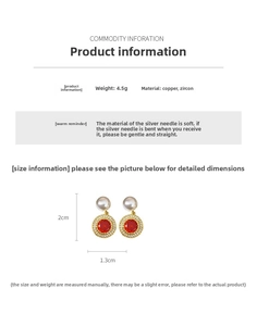 Détail de boucles d'oreilles dorées avec zircon rouge et perles, hauteur 2cm, 4,5g