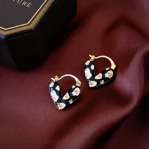 Boucles d'oreilles créoles cœur dorées avec motif léopard en émail tricolore rétro