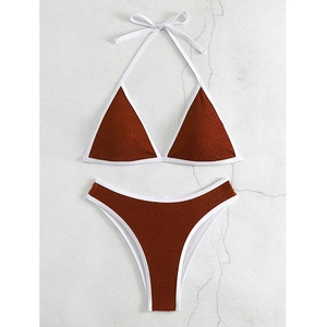 Details des gerippten Stoffes in Orange und der weißen Kontrastpaspel am Bikini