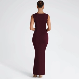 Détail de robe longue sans manches bordeaux moulante montrant le dos nu et la maille premium