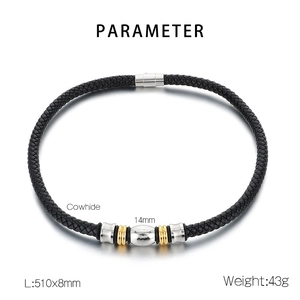 Détail du collier en cuir tressé noir avec perles en acier et dimensions du produit