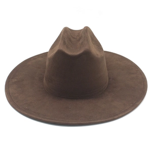 Détail du bord large et de la texture en daim lisse de ce chapeau de cow-boy marron foncé