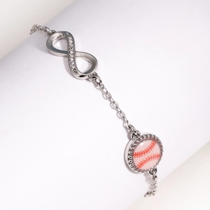 Nahaufnahme des silbernen Unendlichkeits-Armbands mit Zirkonia und Baseball-Anhänger