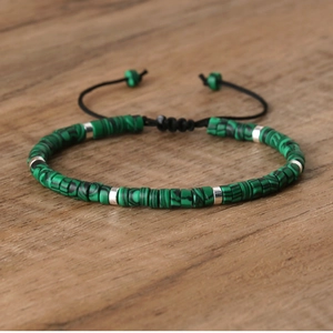 Verstelbare geweven armband met groene keizersteen kralen en zilveren tussenstukjes