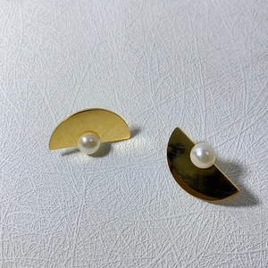 Minimalist 18k gold plated titanium steel earrings with white round pearls and fan-shaped design