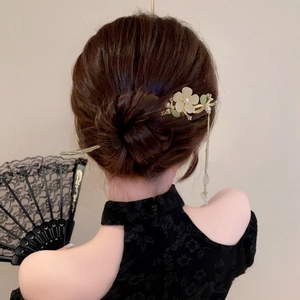 Épingle à cheveux magnolia dorée avec pompons floraux et perles style vintage