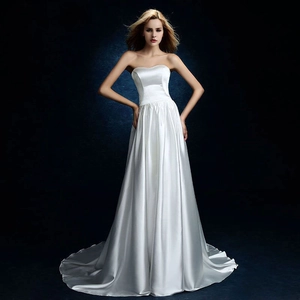 Robe de soirée élégante en satin blanc sans bretelles avec jupe longue évasée à traîne