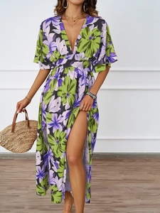 Nahaufnahme von V-Ausschnitt und Blumenmuster am Sommer-Maxikleid mit hohem Schlitz