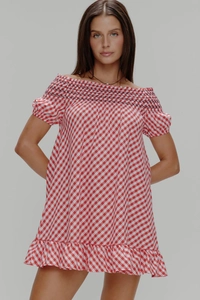 Détail de robe à carreaux rouges et blancs, épaules dénudées avec ourlet à volants et buste