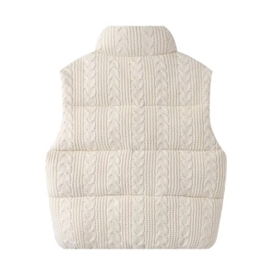 Detail der Zopfstrick-Struktur auf der Rückseite eines cremeweißen Strickweste