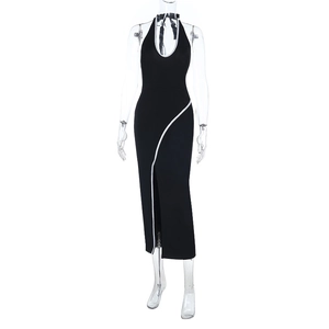 Détail du décolleté en U profond et de la bordure blanche d'une robe noire fendue