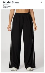 Vue détaillée du pantalon de sport noir taille haute avec rayures latérales et élastique