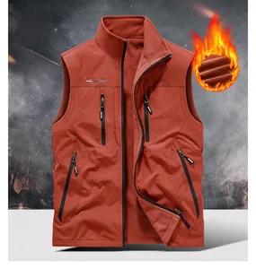 Detail der ziegelroten Outdoor-Weste mit Reißverschlusstaschen und warmem Fleecefutter