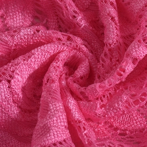 Détail macro de tricot de dentelle rose vif avec texture flexible en maille 3D