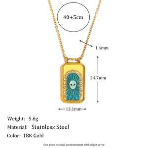 Collier tarot en acier plaqué or 18K avec pendentif alien bleu et détails de taille