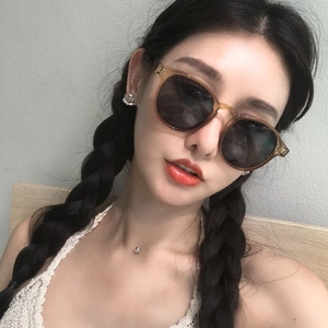 Retro amber round sunglasses for women with dark lenses and vintage minimalist frame