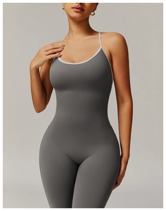 Détail d'un body de yoga ajusté avec liseré blanc contrasté et tissu extensible gris
