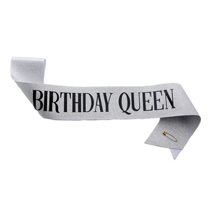 Détail de l'écharpe Birthday Queen pailletée argent avec texte noir et épingle dorée