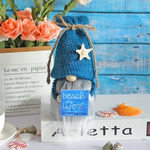 Blauer Strick-Zwerg mit Seestern-Mütze und Beach Life Holzschild für maritime Deko