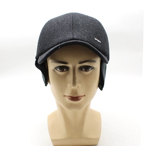 Dunkelgraue Winter-Baseballkappe mit Ohrenklappen und SPORT-Metall-Logo