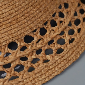 Detaillierte Nahaufnahme des Raffia-Strohhuts mit aufwendigen hexagonalen Hohlwebmustern
