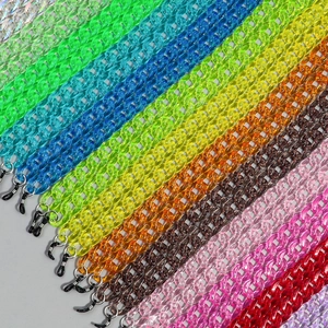 Detail von bunten Brillenketten aus Acryl mit rutschfesten Silikonschlaufen