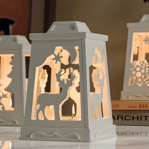Photophore de Noël blanc en céramique avec motifs découpés de cerf et de flocons