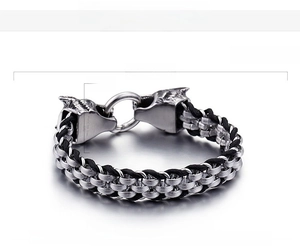 Detailansicht Herrenarmband aus Edelstahl mit Wolfsköpfen und schwarzem Ledergefecht