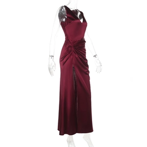 Détail d'une robe en satin bordeaux avec col en V profond et fente haute élégante