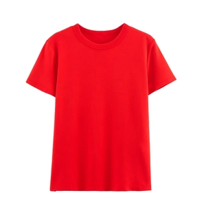 Gros plan à plat d'un t-shirt rouge à col rond et manches courtes en coton à texture fine