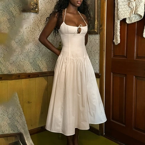 Robe midi blanche élégante à licou avec taille nouée et détails évidés devant