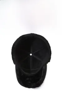 Détail de la doublure en polaire épaisse et des coutures de ce bonnet d'hiver