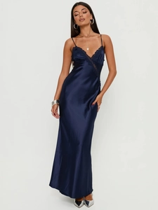 Elegante abito lungo in raso blu scuro con bordo in pizzo e spalline sottili su modella