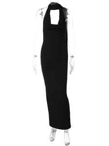 Vue de face d'une robe longue noire moulante avec licou et col bénitier plissé