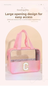Borsa da toilette olografica rosa con ampia apertura e dettaglio patch C in peluche