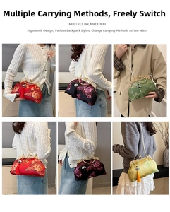 Détail montrant les multiples façons de porter le sac brodé vintage avec sa chaîne en perles