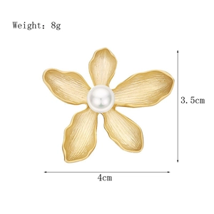 Vintage gold flower brooch with white pearl center and 4cm x 3.5cm size dimensions