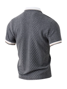 Vue arrière du polo en maille avec motif losanges gris et bordures de manches rayées