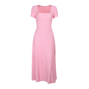 Robe longue rose à manches courtes, col carré et tissu texturé avec fente élégante