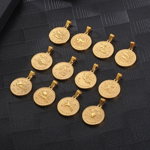 Makroansicht von zwölf goldenen Tierkreis-Anhängern mit Reliefmotiven und Perlenrand