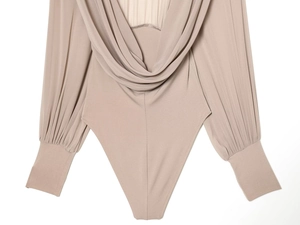 Dettaglio posteriore del body in georgette albicocca con elegante design drappeggiato e maniche
