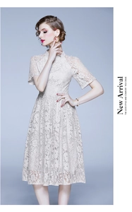 Détails d'une robe en dentelle beige avec col montant et broderies florales élégantes