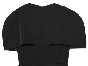 Vue détaillée du dos avec fermeture éclair invisible et épaule cape sur robe noire