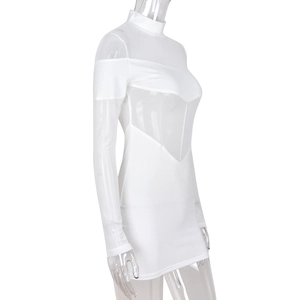Détail de la robe blanche à manches longues avec patchwork en maille transparente