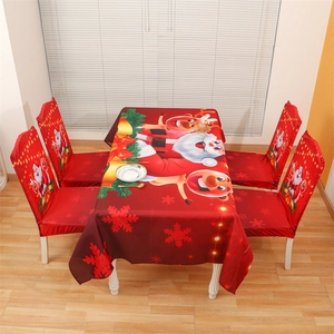 Weihnachtsset mit roter Tischdecke und vier Stuhlhussen mit festlichen Druckmotiven