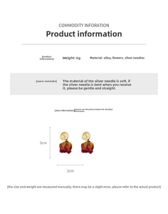 Détail macro de boucles d'oreilles rose rouge avec base dorée et tiges en argent fin