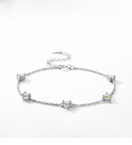 Gros plan du bracelet en argent S925 avec cinq zircons arc-en-ciel en forme de cœur