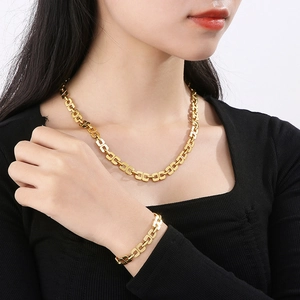 Ensemble collier et bracelet chic en acier inoxydable doré avec maillons en forme de huit