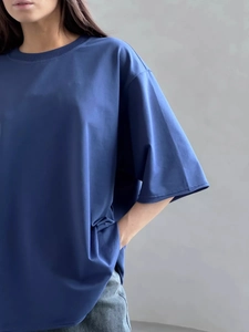 Dettaglio della t-shirt in cotone blu navy oversize con girocollo e trama lavata premium