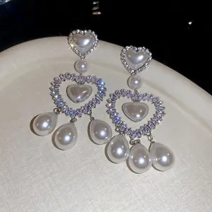 Orecchini a cuore in argento con perle finte bianche e cristalli di zirconia scintillanti